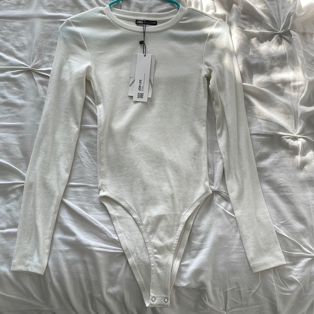 BRAND NEW WITH TAGS! ZARA WHITE RIBBED LONG SLEEVE BODYSUIT. SIZE S.